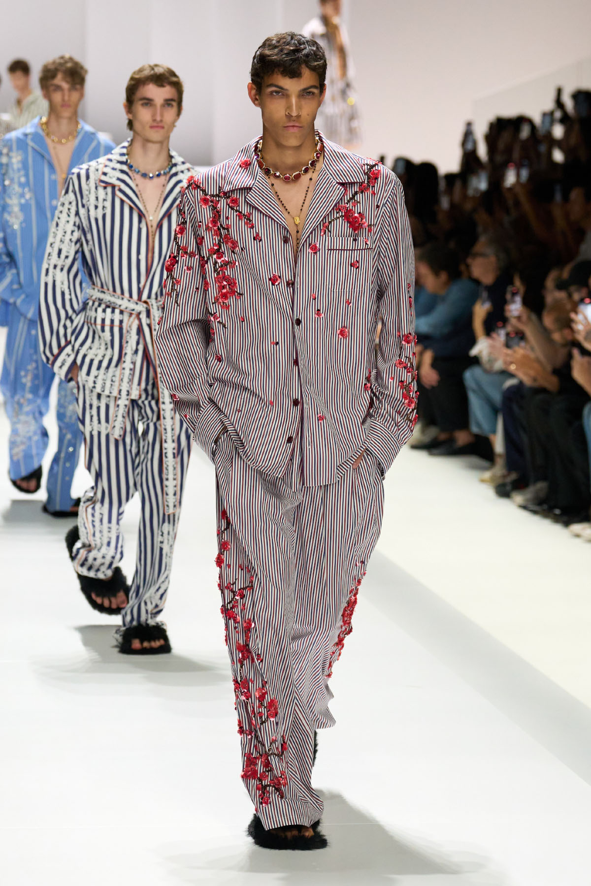 Modele prezentują piżamy od dolce&gabbana na pokazie mody wiosna-lato 2026, wyróżniające się strzałkami i detalami.