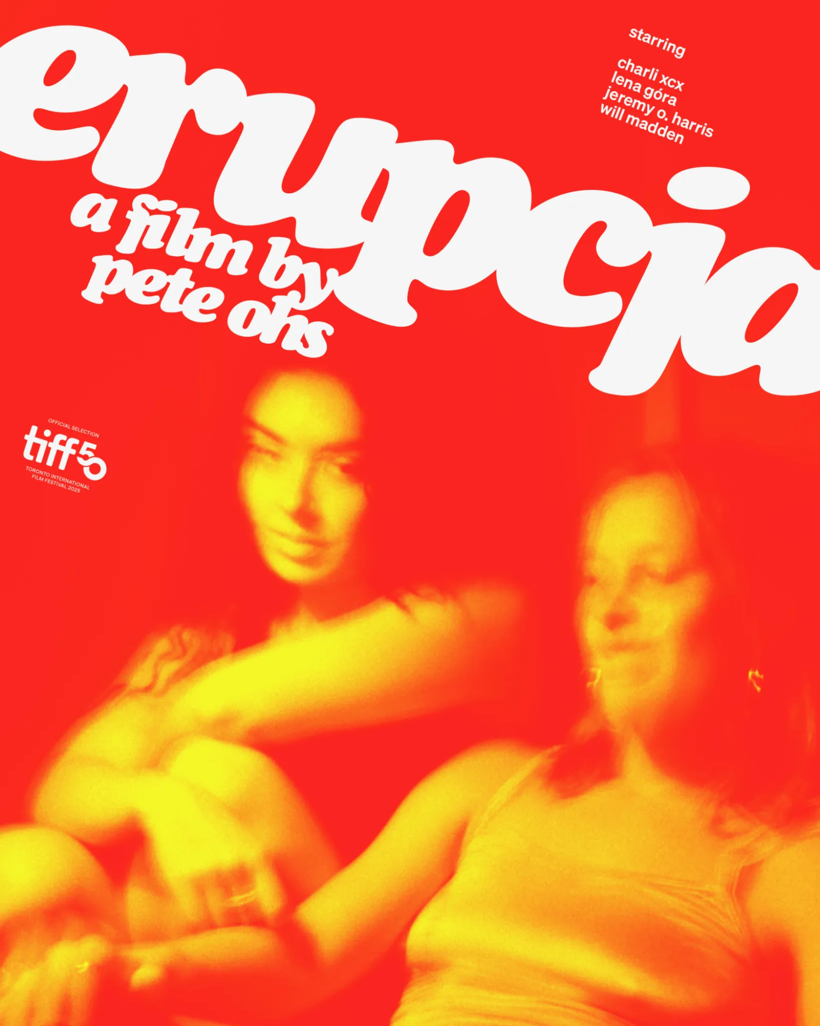 Plakat filmu "Erupcja" w intensywnych barwach, przedstawiający dwie postacie w rozmytym tle.