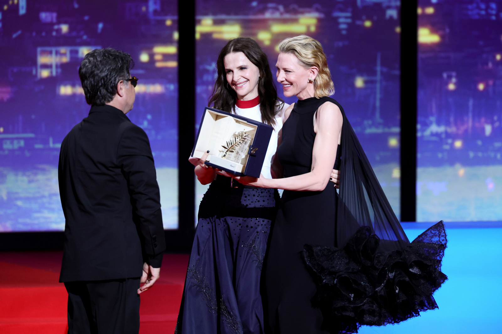 Juliette Binoche i Cate Blanchett wręczają Złotą Palmę Panahiemu (Fot. Andreas Rentz/Getty Images)