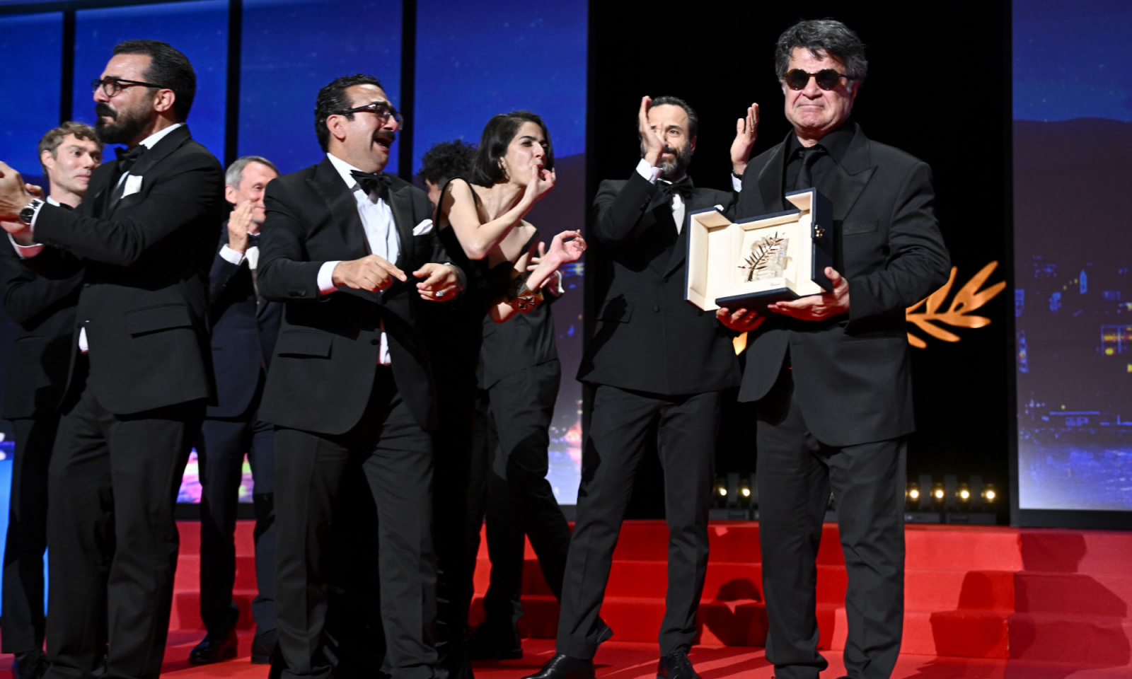 Jafar Panahi wraz z obsadą odbiera Złotą Palmę w Cannes (Fot. Stephane Cardinale - Corbis/Corbis via Getty Images)