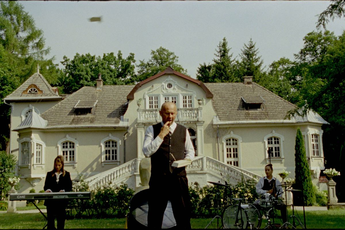 Kadr z filmu „Człowiek do wszystkiego” (Fot. Materiały prasowe)