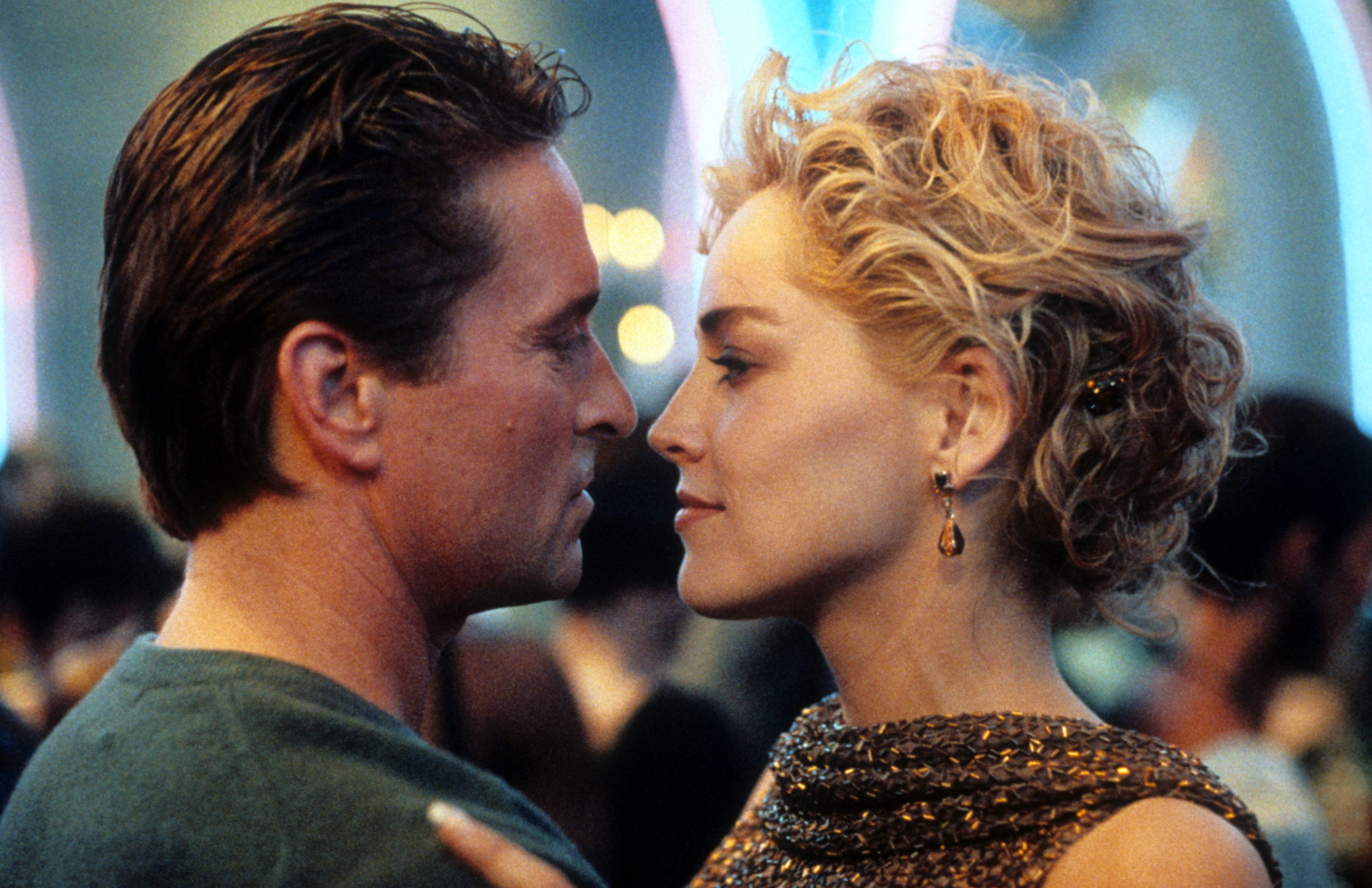 Michael Douglas i Sharon Stone na planie filmu "Nagi instynkt", intensywnie na siebie patrząc, podczas sceny tańca.