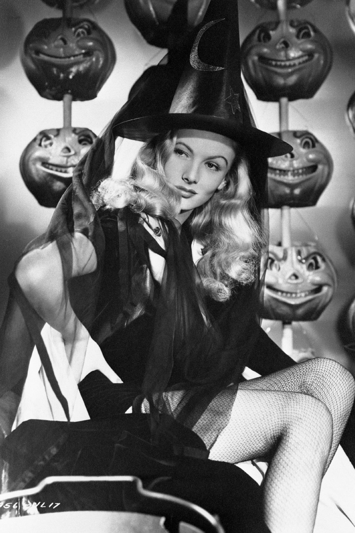 Veronica Lake pozująca w stroju wiedźmy w 1942 roku. Aktorka zagrała w filmie „Ożeniłem się z czarownicą” (Fot. Bettmann / Contributor)