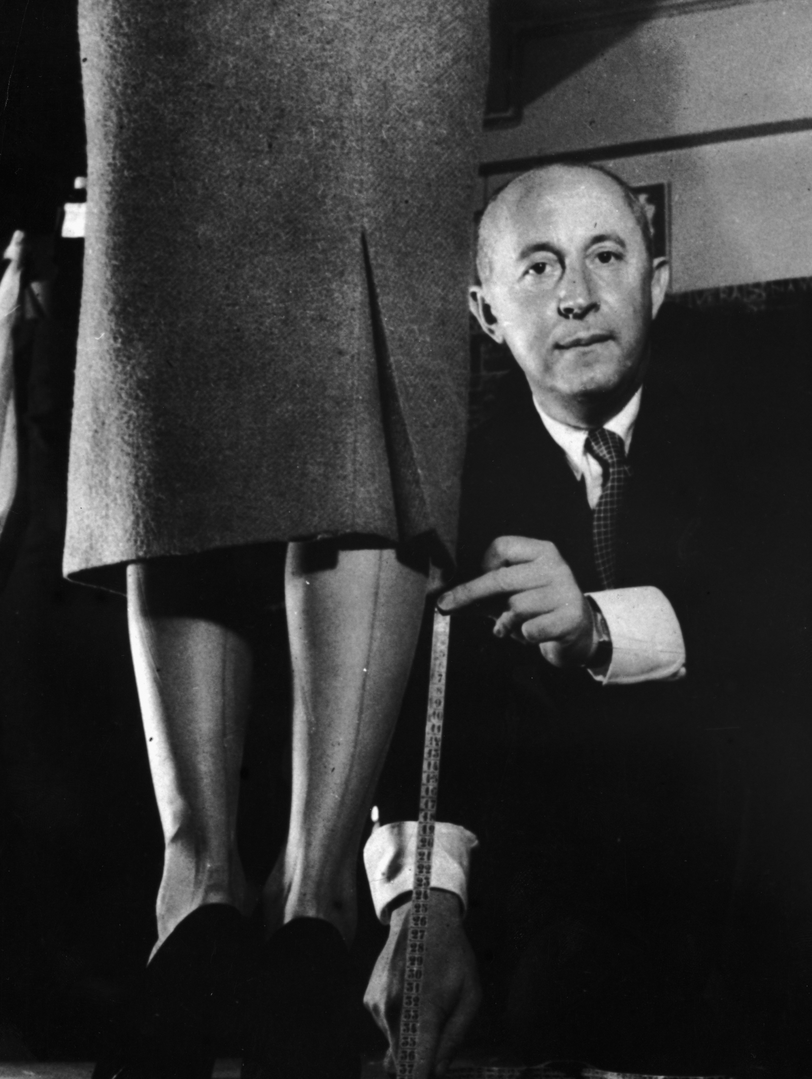 Christian Dior mierzy długość spódnicy modelki.