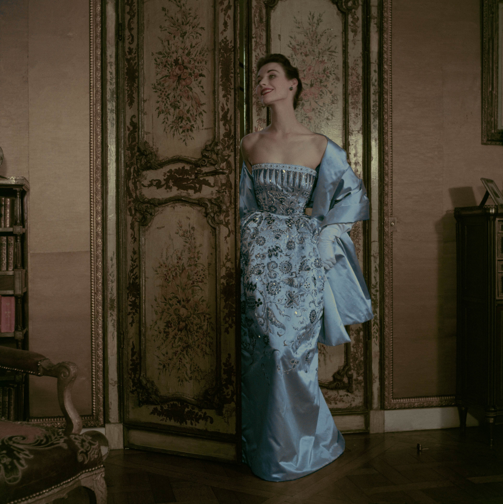 Satynowa suknia w odcieniu ice-blue z domu mody Dior (Fot Frances McLaughlin-Gill/Condé Nast via Getty Images)