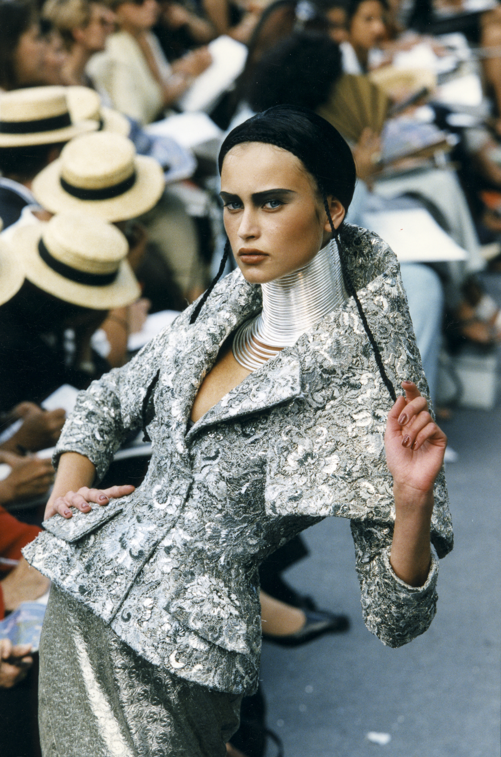 Pokaz kolekcji domu mody Dior w lipcu 1997 w Paryżu (Fot. SIMON/Gamma-Rapho via Getty Images)