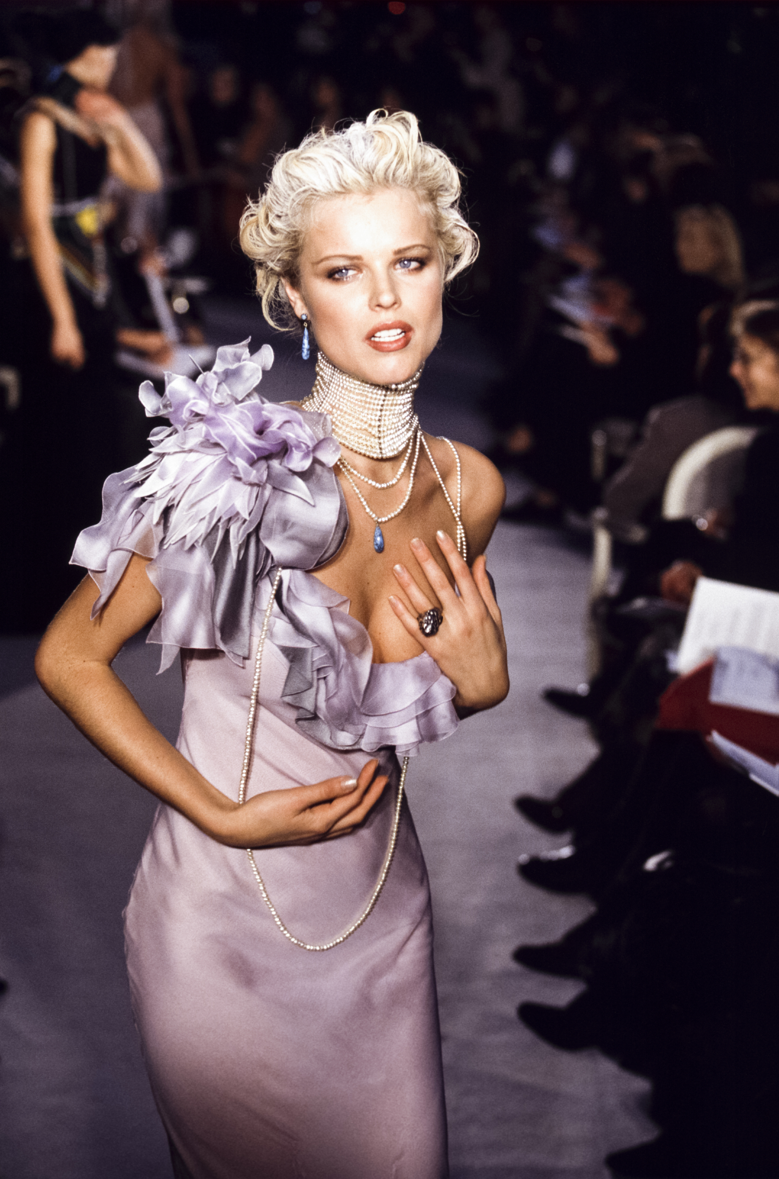 Eva Herzigova w kreacji haute couture Christian Dior podczas pokazu na sezon wiosna-lato1997 (Fot. Daniel SIMON/Gamma-Rapho za pośrednictwem Getty Images)