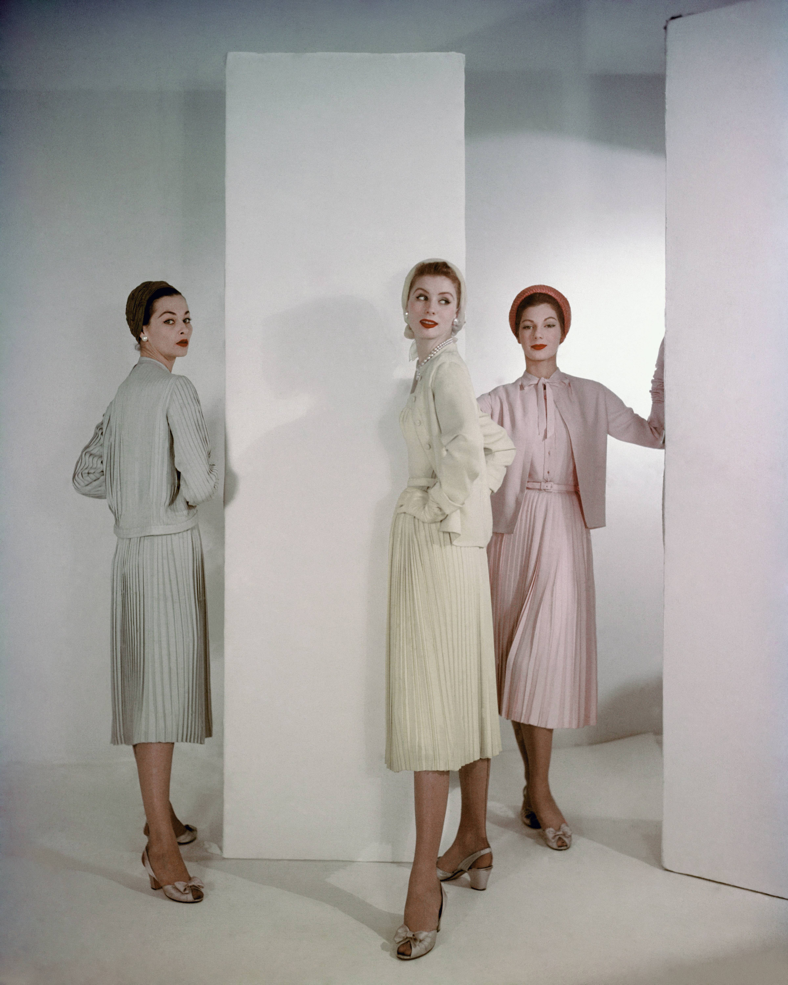 Modelki pozują w kompletach z domu mody Dior, Vogue 1952 (Fot. Horst P. Horst/Condé Nast via Getty Images)