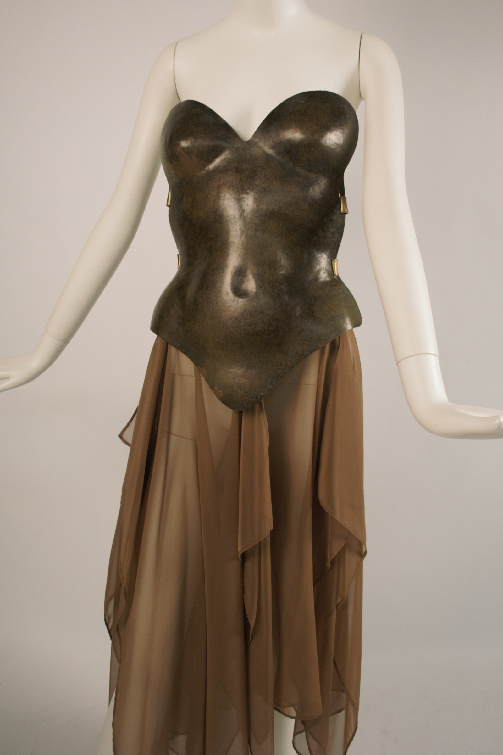 Thierry Mugler, napierśnik ze asymetryczną spódnicą, ok. 1980, metal, jedwab, skóra, © Berlin State Museums, Museum of Decorative Arts/ Max Fahrig