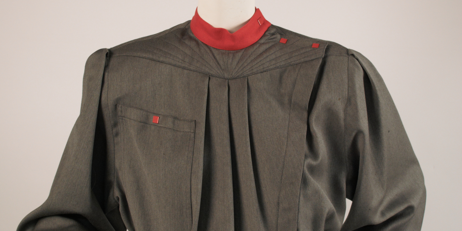 Thierry Mugler, zbliżenie na detale na kombinezonie z haftami na ramionach, projekt z około1981/1982, Wolltuch u. Metall, ©Staatliche Museen zu Berlin, Kunstgewerbemuseum / Max Fahrig