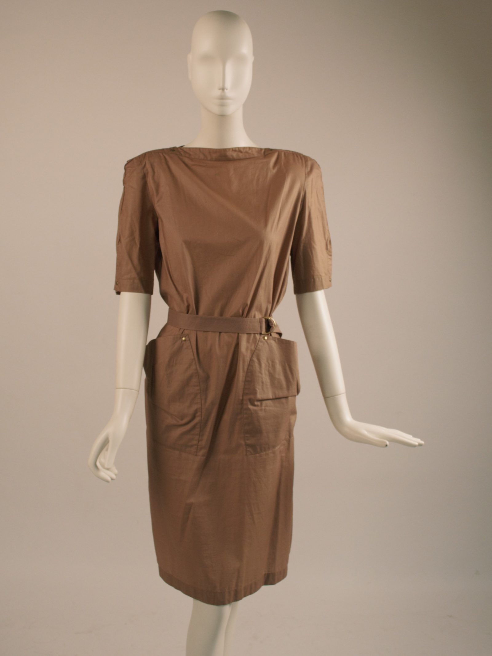 Thierry Mugler, jasnobrązowa sukienka, ok. 1980, mieszanka bawełny i poliestru oraz metal, ©Staatliche Museen zu Berlin, Kunstgewerbemuseum / Max Fahrig