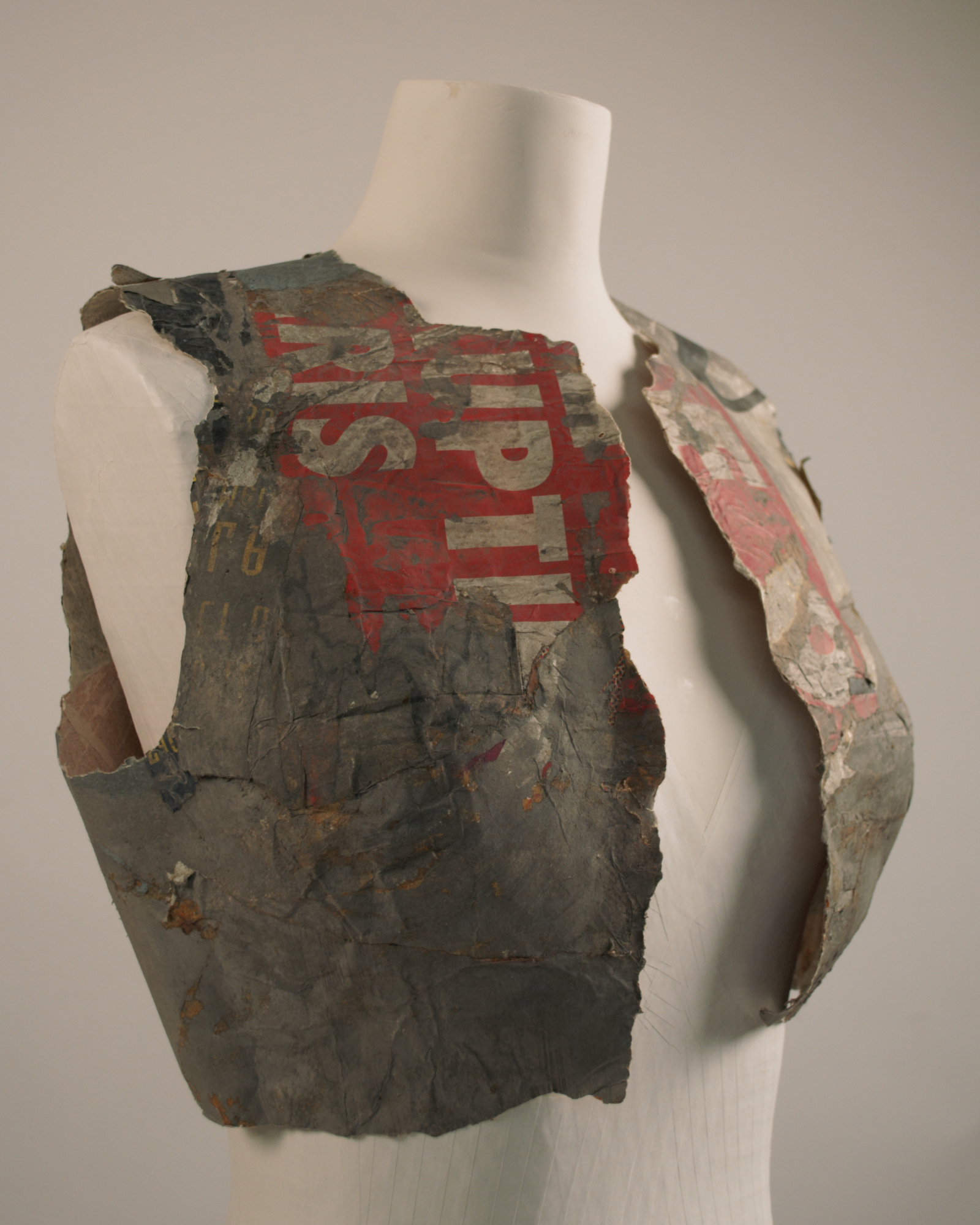 Martin Margiela, kamizelka z plakatów, ok. 1994, papier i szara farba, © Staatliche Museen zu Berlin, Kunstgewerbemuseum / Max Fahrig