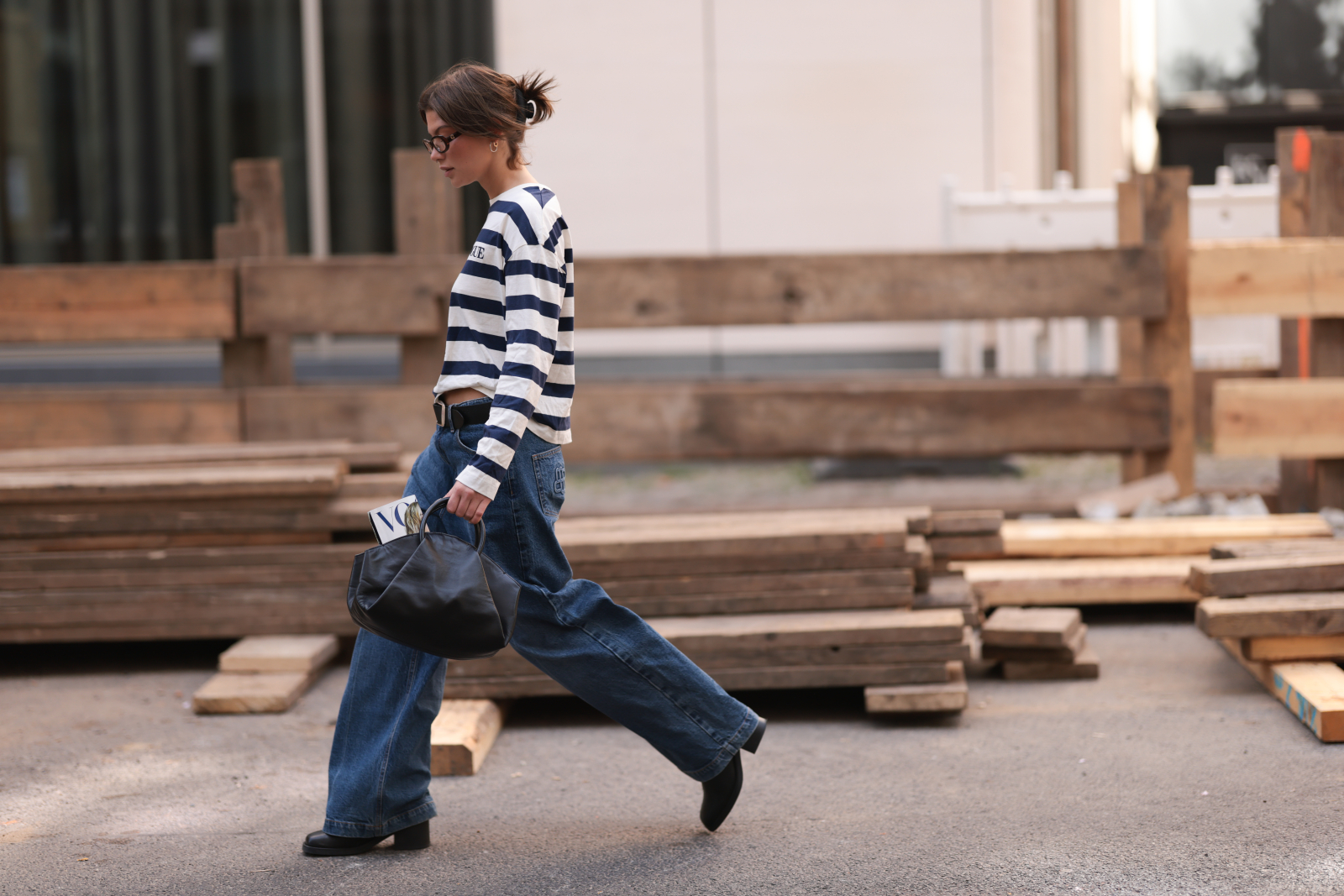 Sophia Geiss lubi wygodne stylizacje utrzymane w najważniejszych trendach, dlatego jesienią 2025 roku wybiera jeansy baggy w kolorze indygo, masywne botki na niskim obcasie i longsleeve w paski (Fot. Jeremy Moeller/Getty Images)