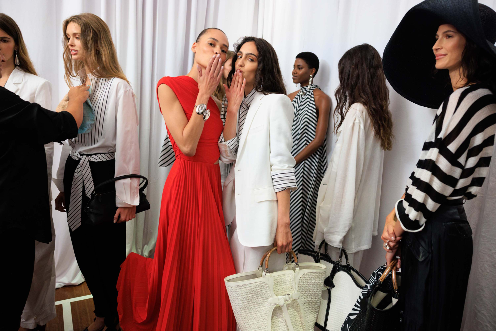 Backstage pokazu Ralph Lauren wiosna 2026, modele w stylowych strojach, chwile zabawy i przygotowań.