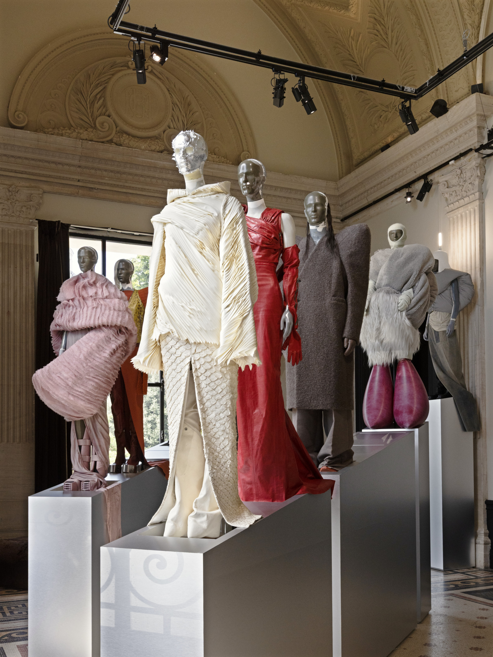 Wystawa „Rick Owens. Temple of Love” w Palais Galliera w Paryżu (Fot. ©Gautier Deblonde,Palais Galliera/Paris Musées)
