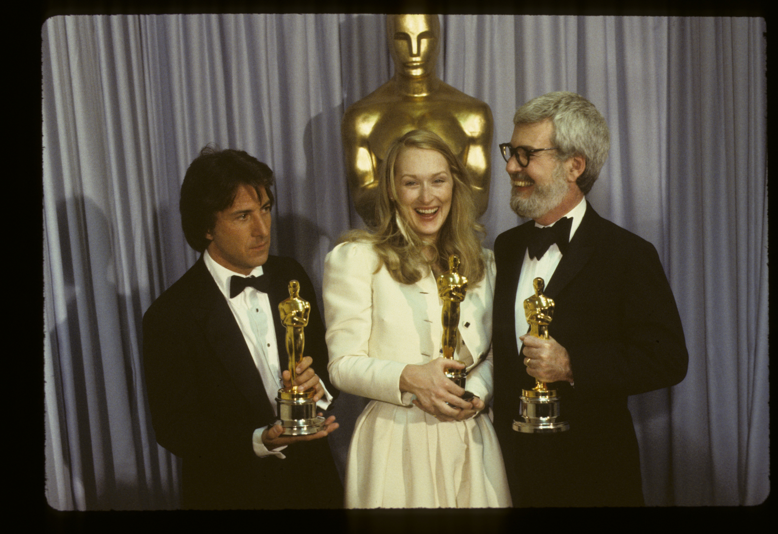 Dustin Hoffman, Maryl Streep i Robert Benton z Oscarami za film „Sprawa Kramerów” w 1980 roku (Fot. ABC Photo Archives/Disney General Entertainment Content/Getty Images)