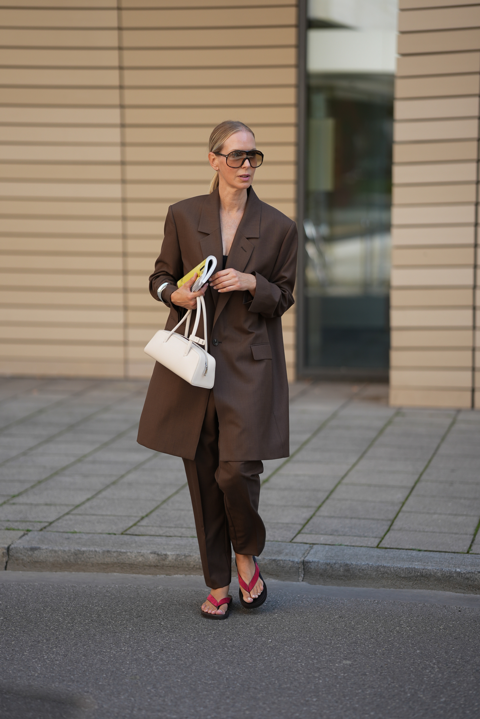 Mirja Klein brązową klasyczną stylizację przełamała czerwonymi klapkami hiszpańskiej marki Massimo Dutti (Fot. Moritz Scholz/Getty Images)