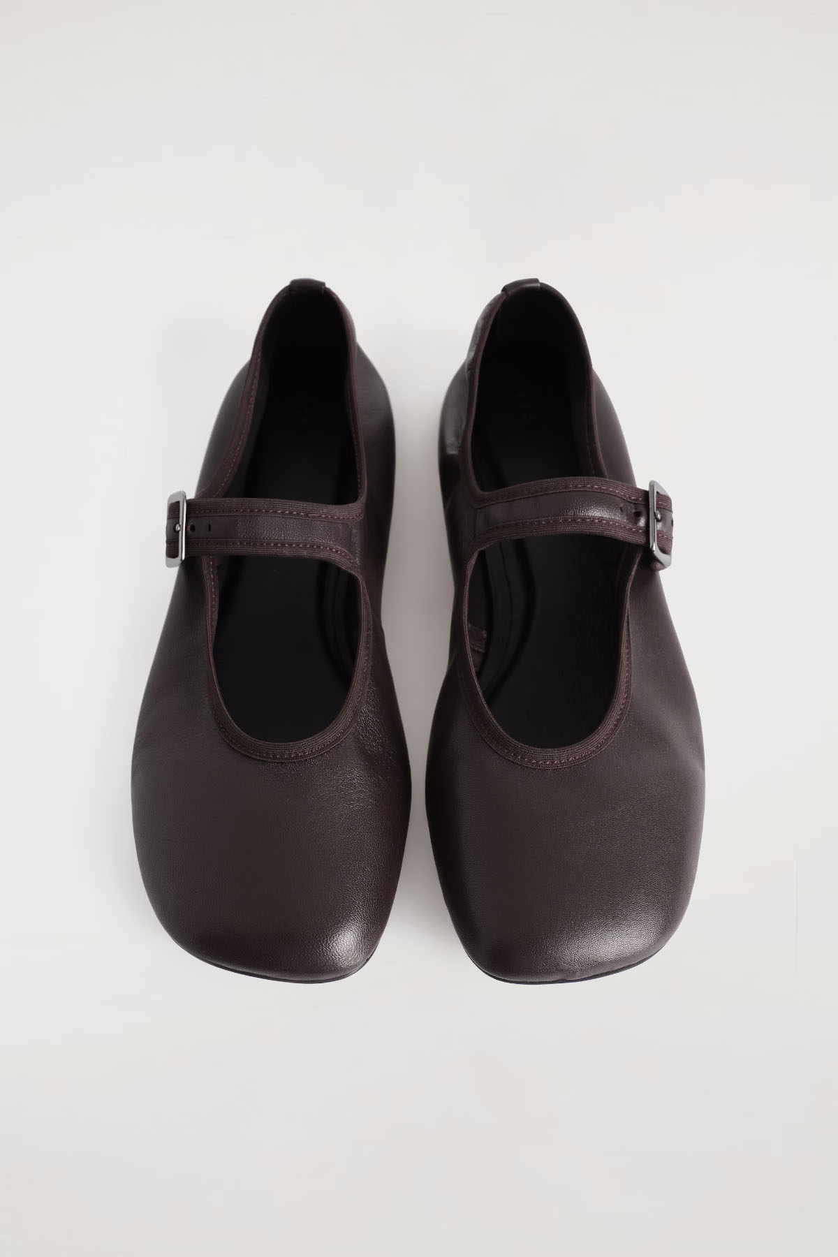 Brązowe balerinki COS ze skóry klasycznym zapięciem na klamrę, o eleganckim, minimalistycznym designie.