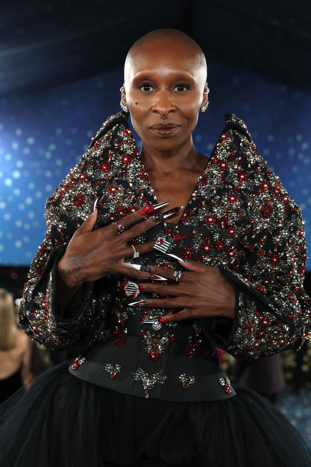 Cynthia Erivo jak zwykle nie zawiodła, jeśli chodzi o biżuteryjny manicure (Fot. Kevin Mazur/MG25/Getty Images for The Met Museum/Vogue)