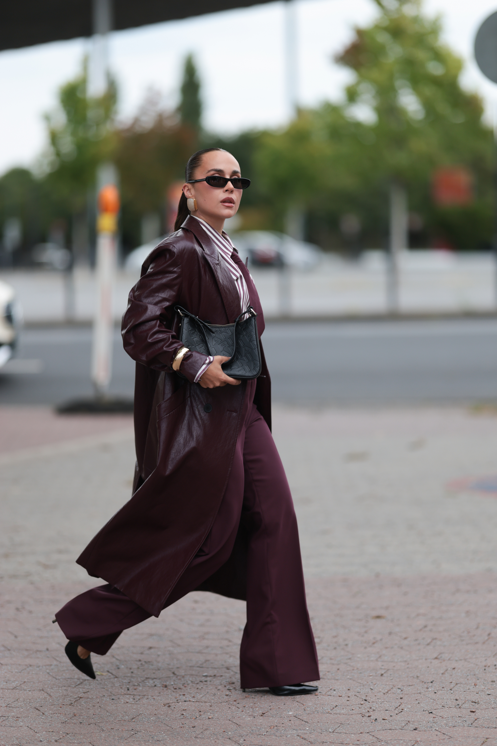Anna Wein inspiruje idealnym na jesień zestawem do biura, w którym główną rolę odgrywają czerwone spodnie dzwony w odcieniu dark cherry (Fot. Jeremy Moeller/Getty Images for RIANI)