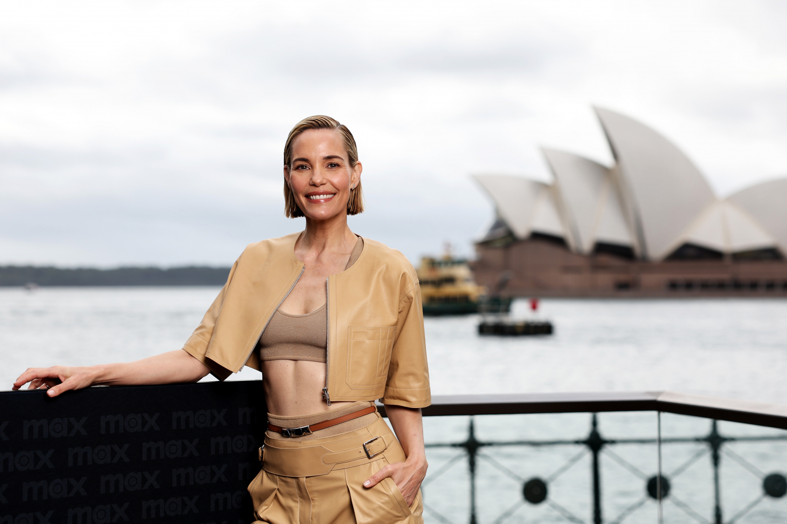 Leslie Bibb w gładko zaczesanym bonie z przedziałkiem z boku (Fot. Don Arnold/WireImage)