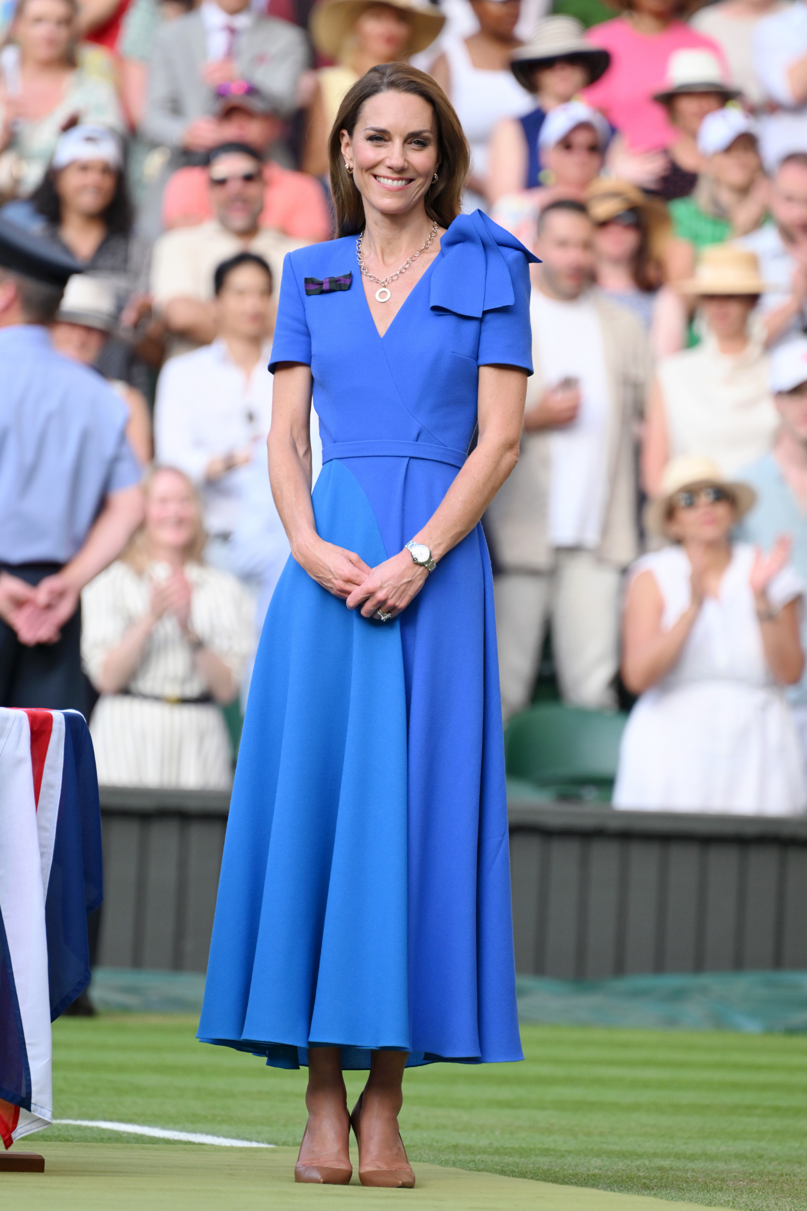 Kate Middleton w niebieskiej sukience i brązowych szpilkach podczas finału Wimbledonu 2025.