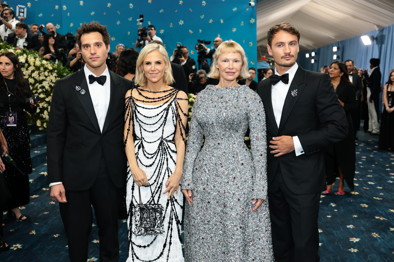 Tory Burch z synem Henrym i Pamela Anderson z synem Brandonem Thomasem Lee (Fot. Dimitrios Kambouris/Getty Images for The Met Museum/Vogue)