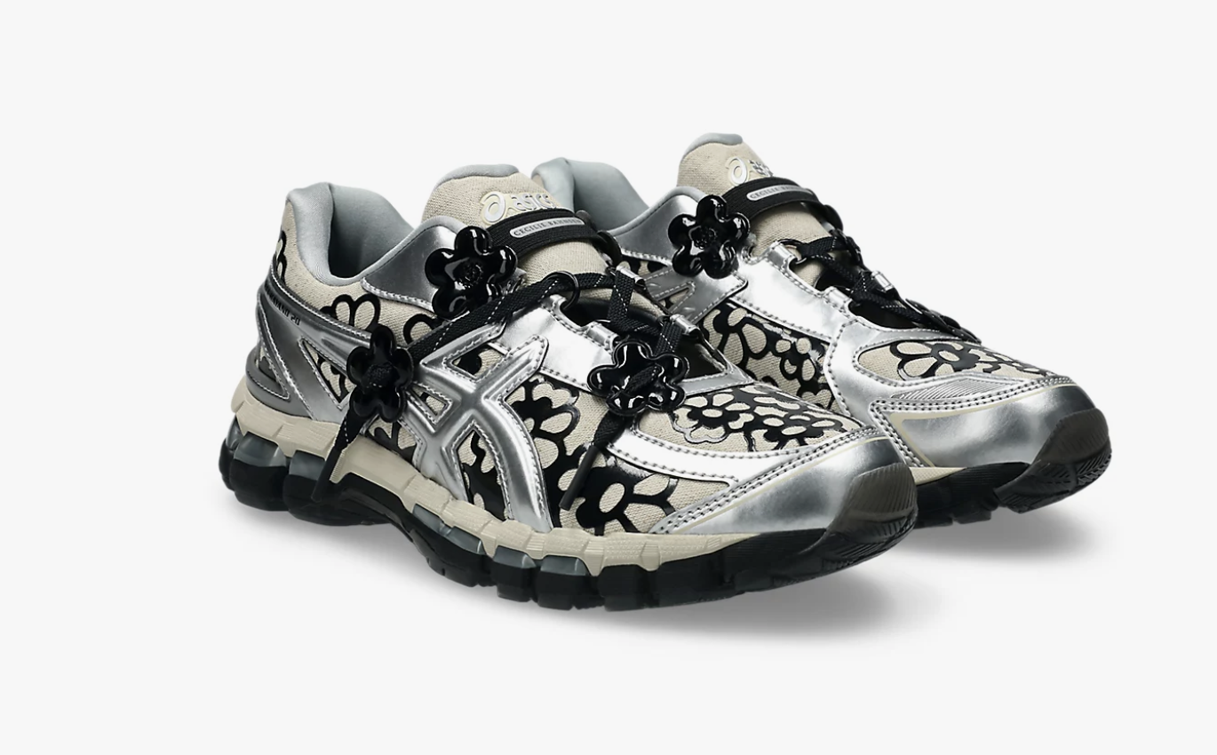 Sneakersy Asics x Cecilie Bahnsen w kolorze srebrnym i czarnym z kwiatowym wzorem oraz ozdobnymi sznurówkami.