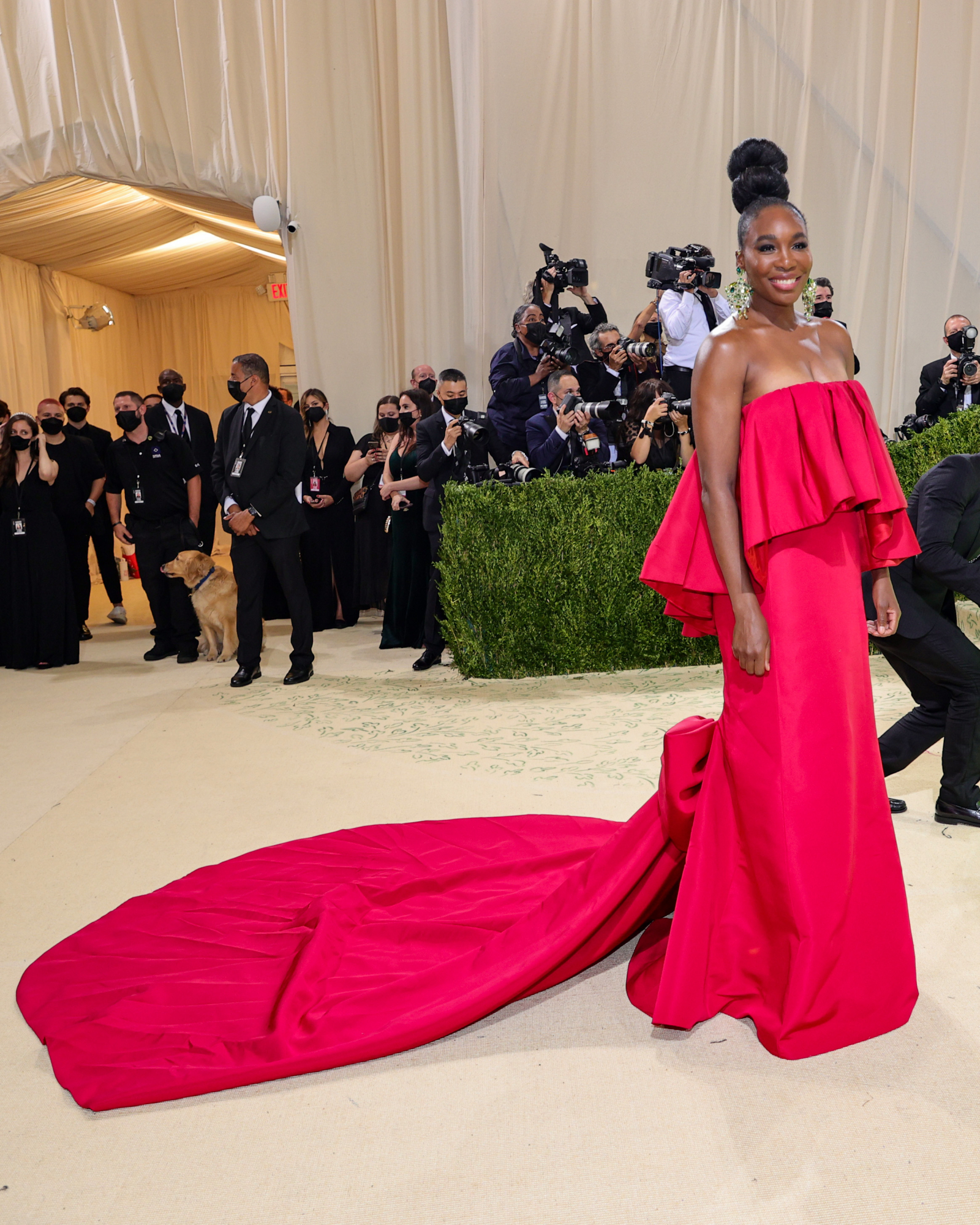 Venus Williams w czerwonej sukni Prabal Gurung na Met Gala 2021, otoczona fotografami i zaproszonymi gośćmi.