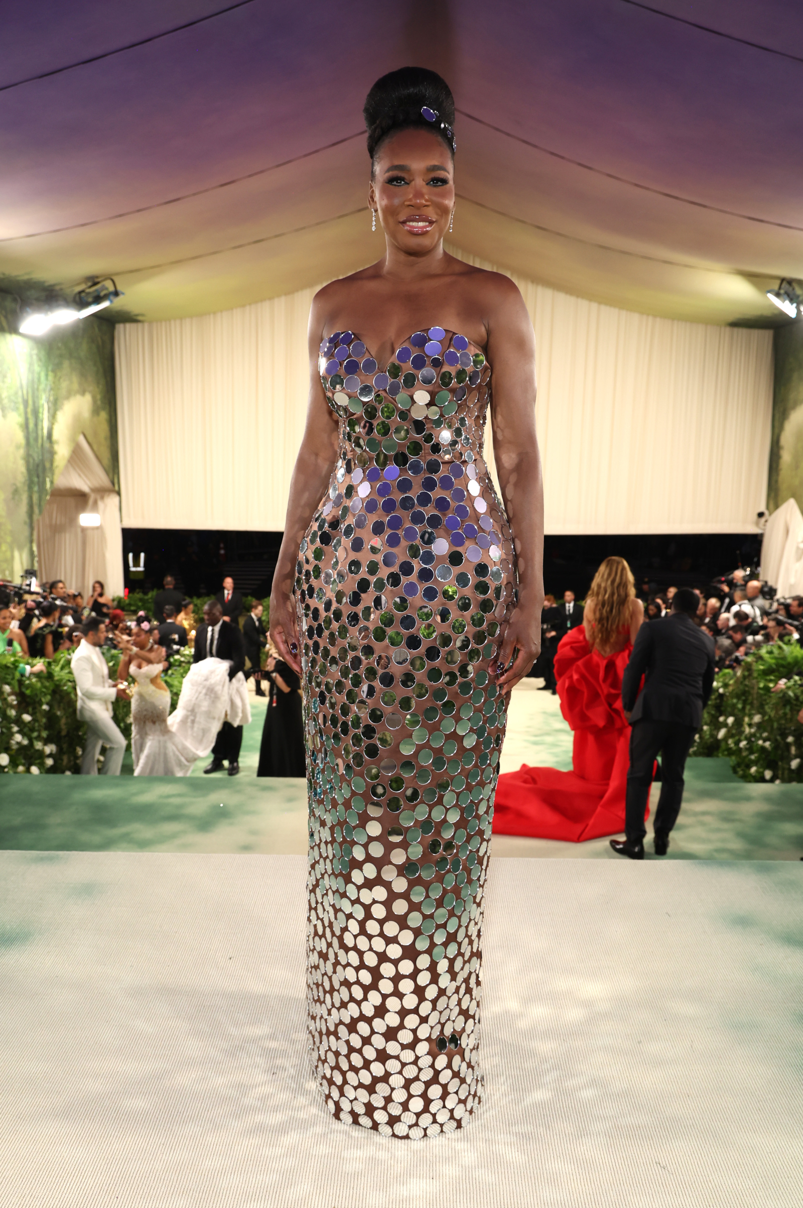 Venus Williams w oszałamiającej sukience na Met Gala 2024, zdobionej lustrzanymi elementami i kolorowymi detalami, projektu Marca Jacobsa.