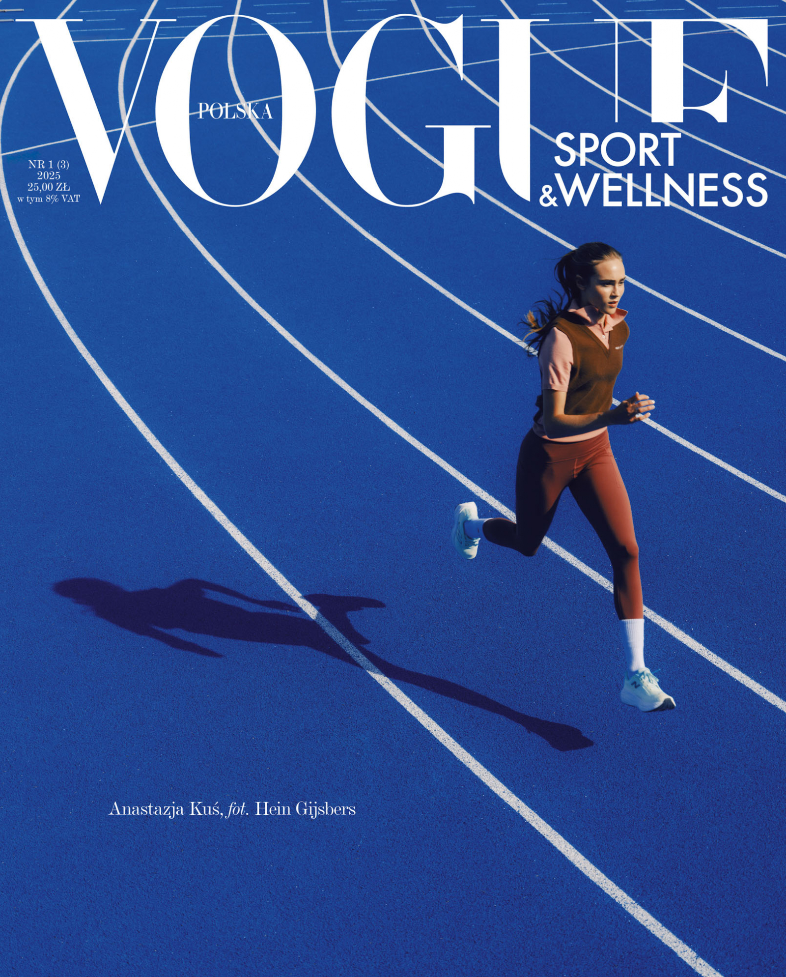 Na okładce widać kobietę biegnącą po niebieskiej bieżni, z wyraźnym cieniem. Tytuł: "VOGUE Polska - Sport & Wellness".