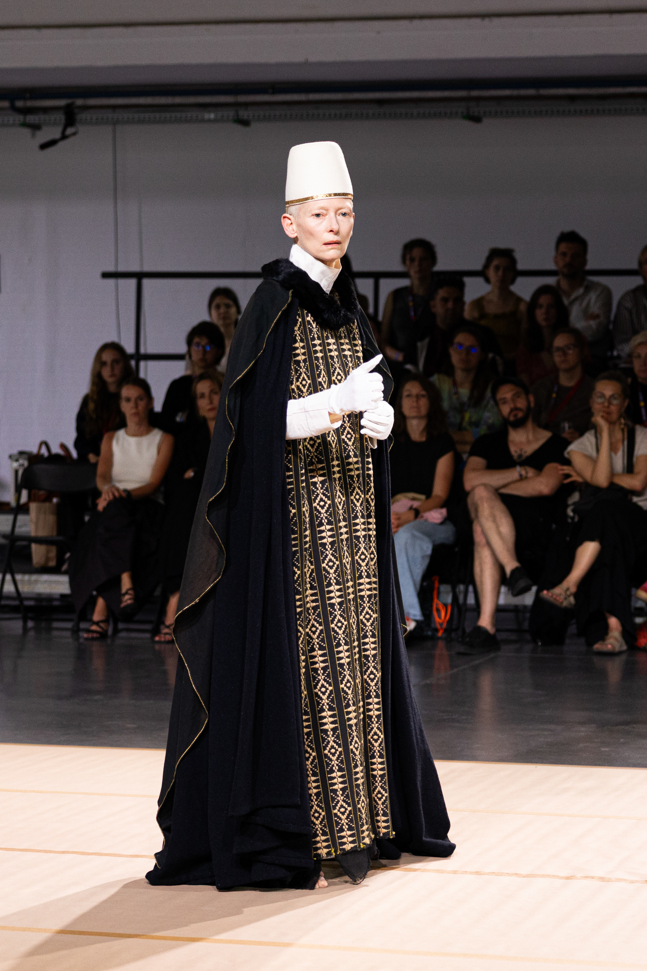 Tilda Swinton w spektaklu "Embodying Passolini" podczas Malta Festival 2025, na tle widowni.