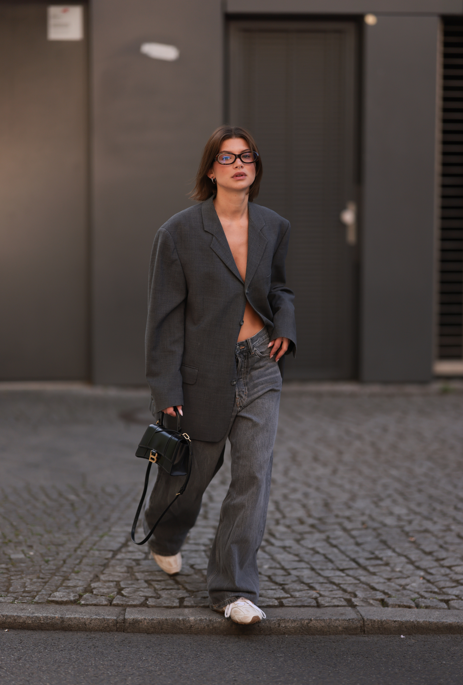Sophia Geiss w sneakersach New Balance w odcieniu mushroom brown (Fot. Jeremy Moeller/Getty Images)