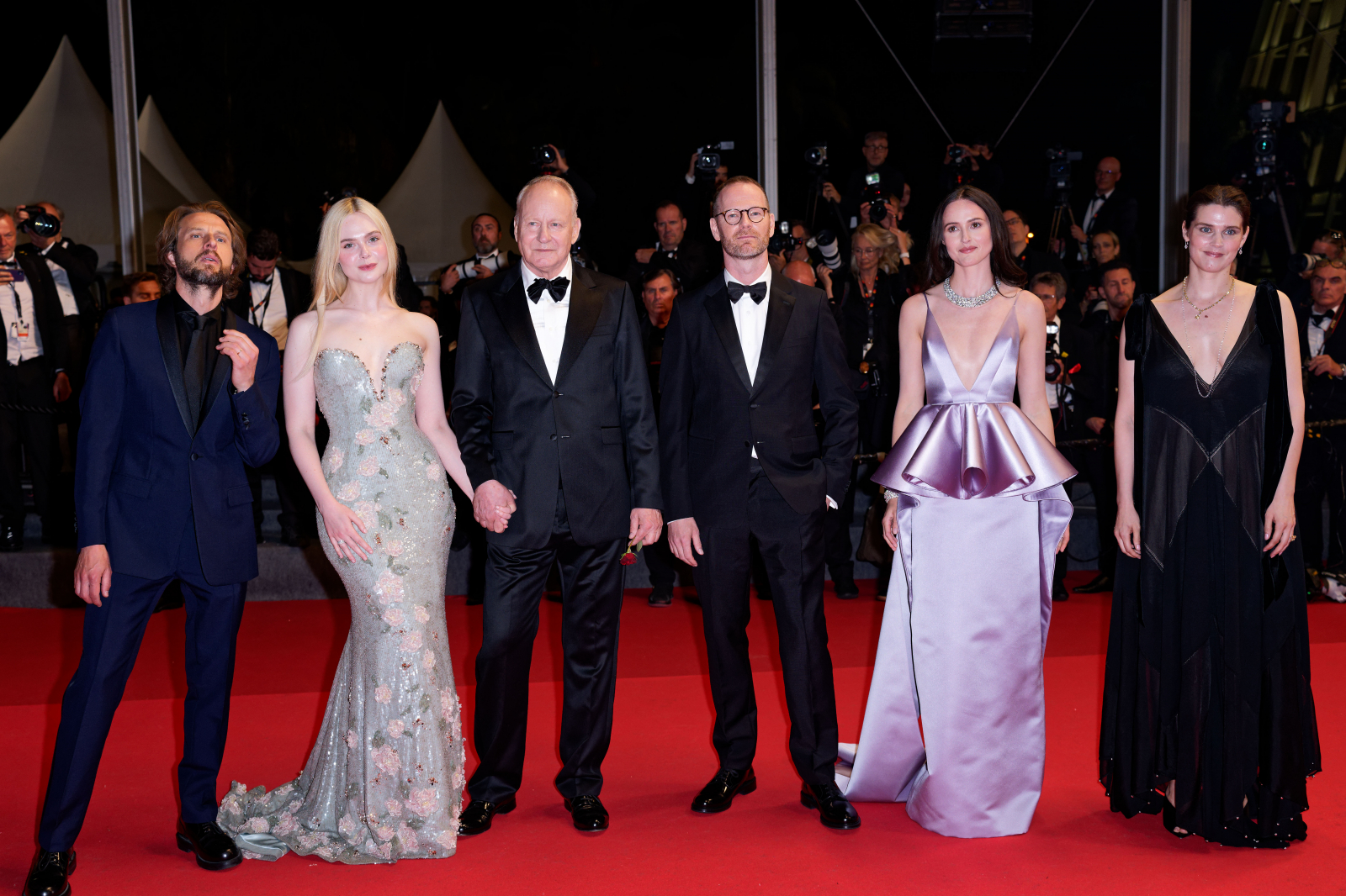 Anders Danielsen Lie, Elle Fanning, Stellan Skarsgård, Joachim Trier, Renate Reinsve and Inga Ibsdotter Lilleaas podczas premierry Affeksjonsverdi (Sentimental Value) podczas 78. Międzynarodowego Festiwalu Fimowego w Cannes Film Festival 21 maja 2025 (Fot. Sylvain Lefevre/Getty Images)
