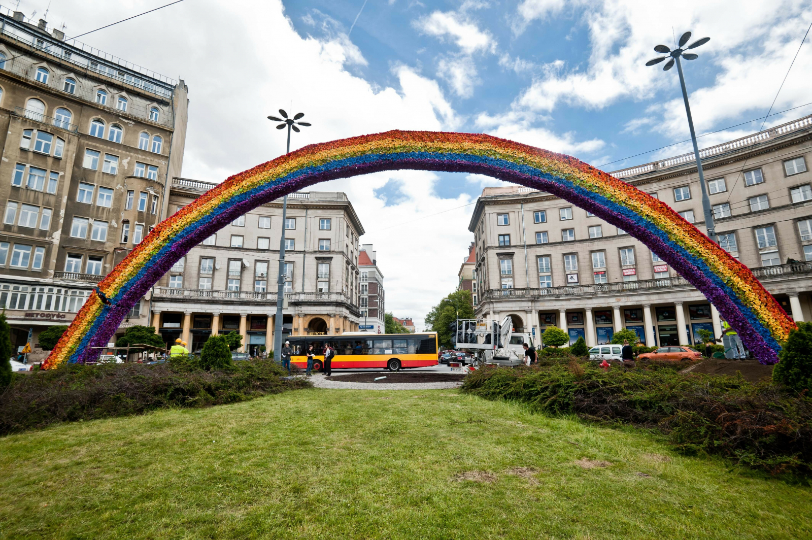 Kwiatowa tęcza na placu Zbawiciela w 2012 roku (Fot. Tomasz Urbanek/East News)