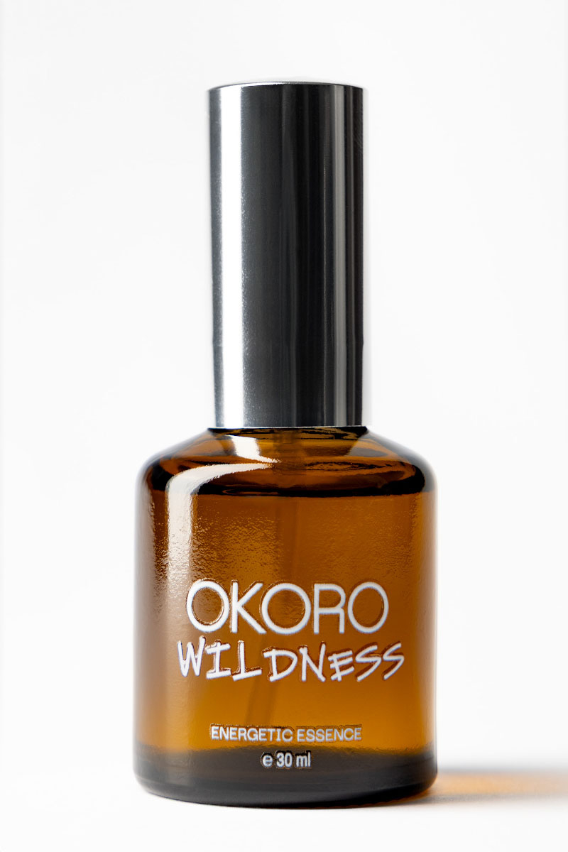 Szklana butelka z brązowym płynem, na etykiecie napis "OKORO WILDNESS", pojemność 30 ml. Metalowa zakrętka.