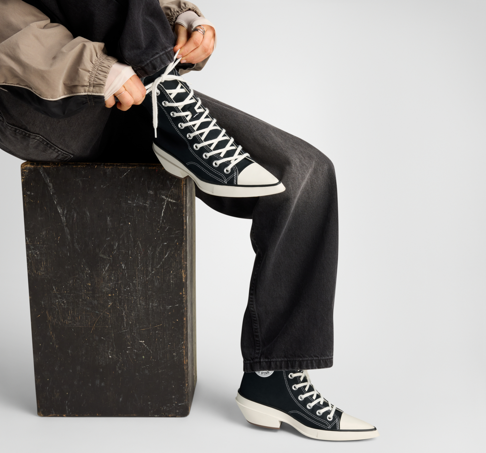 Zawadiacki model Chuck 70 De Luxe Pointed inspirowany butami kowbojskimi (Fot. Materiały prasowe)