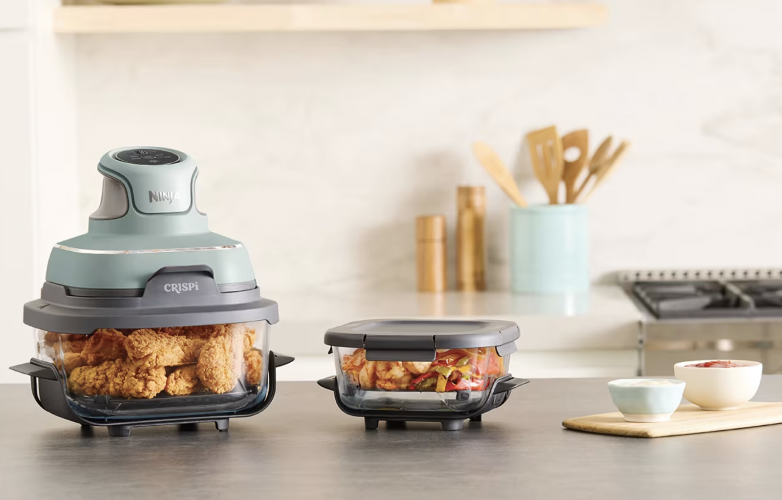 Ninja CRISPi 4-w-1 to przenośny szklany air fryer, który zdecydowanie ułatwia przygotowywanie posiłków (Fot. Materiały prasowe)