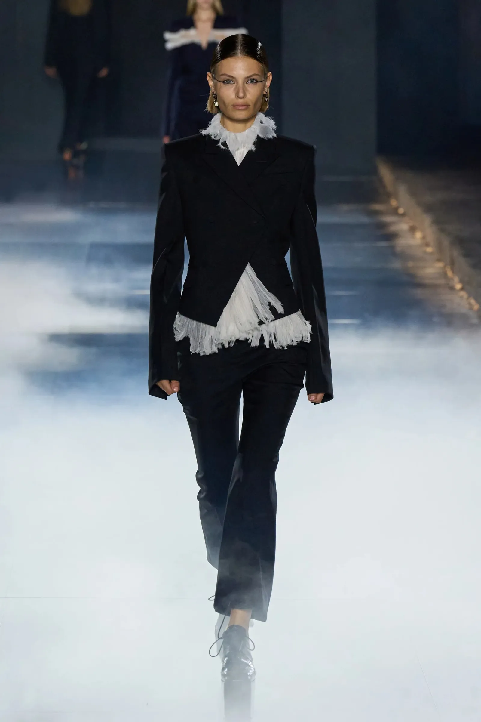 Wiktoriańska bluzka ze spodniami w kolekcji wiosna-lato 2025 marki Alexander McQueen (Fot. Daniele Oberrauch / Gorunway)