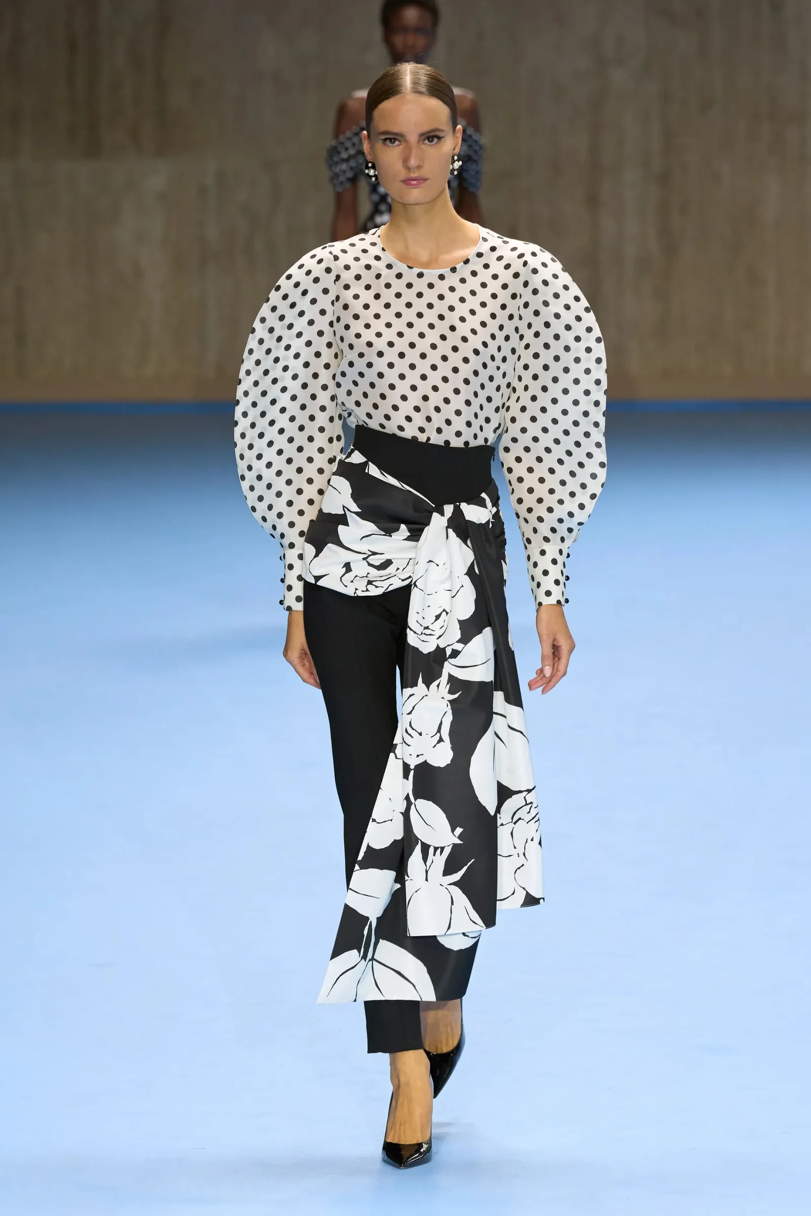 Bluzka w groszki marki Carolina Herrera, wiosna-lato 2025 (Fot. Daniele Oberrauch/Gorunway)