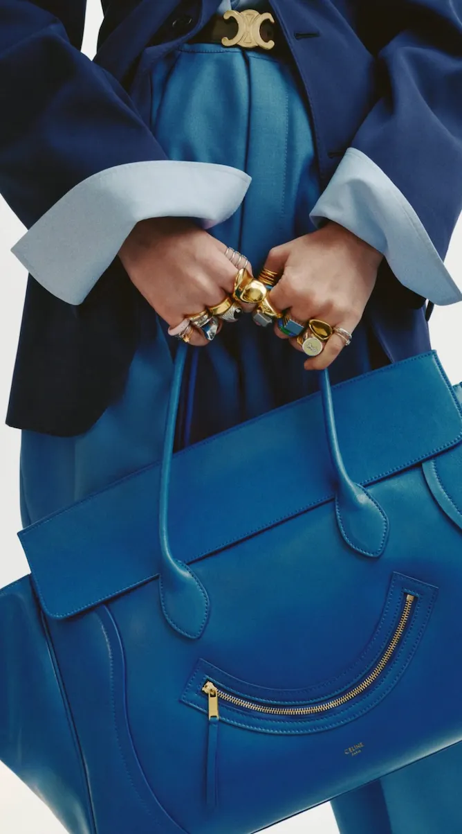 Celine it-bag na wiosnę 2026 w intensywnym niebieskim kolorze, stylizowana z biżuterią i eleganckim ubraniem.