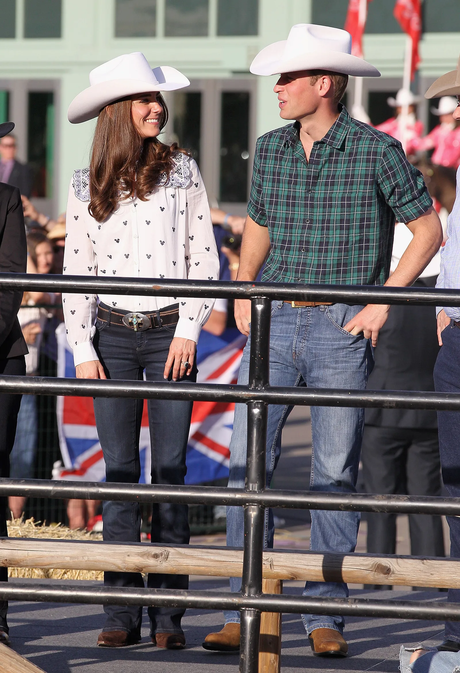 Kate Middleton w białej koszuli i rurkach w 2011 roku (Fot. Chris Jackson / Getty Images)