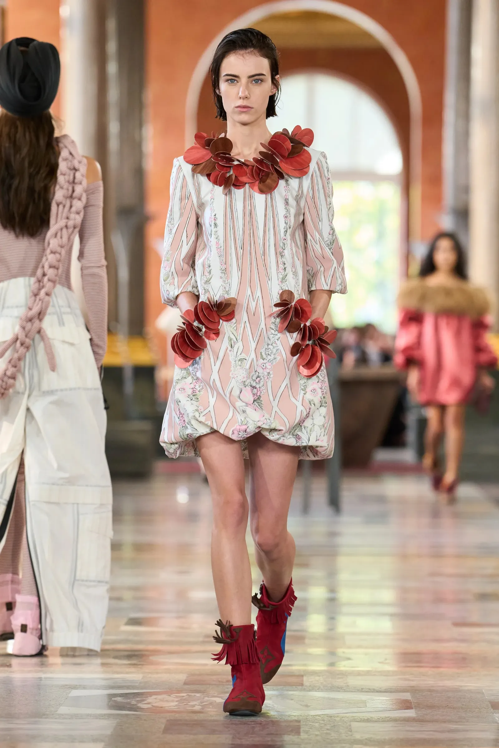 Modelka w kolorowych botkach Louis Vuitton prezentuje stylizację z kolekcji Jesień-Zima 2025.