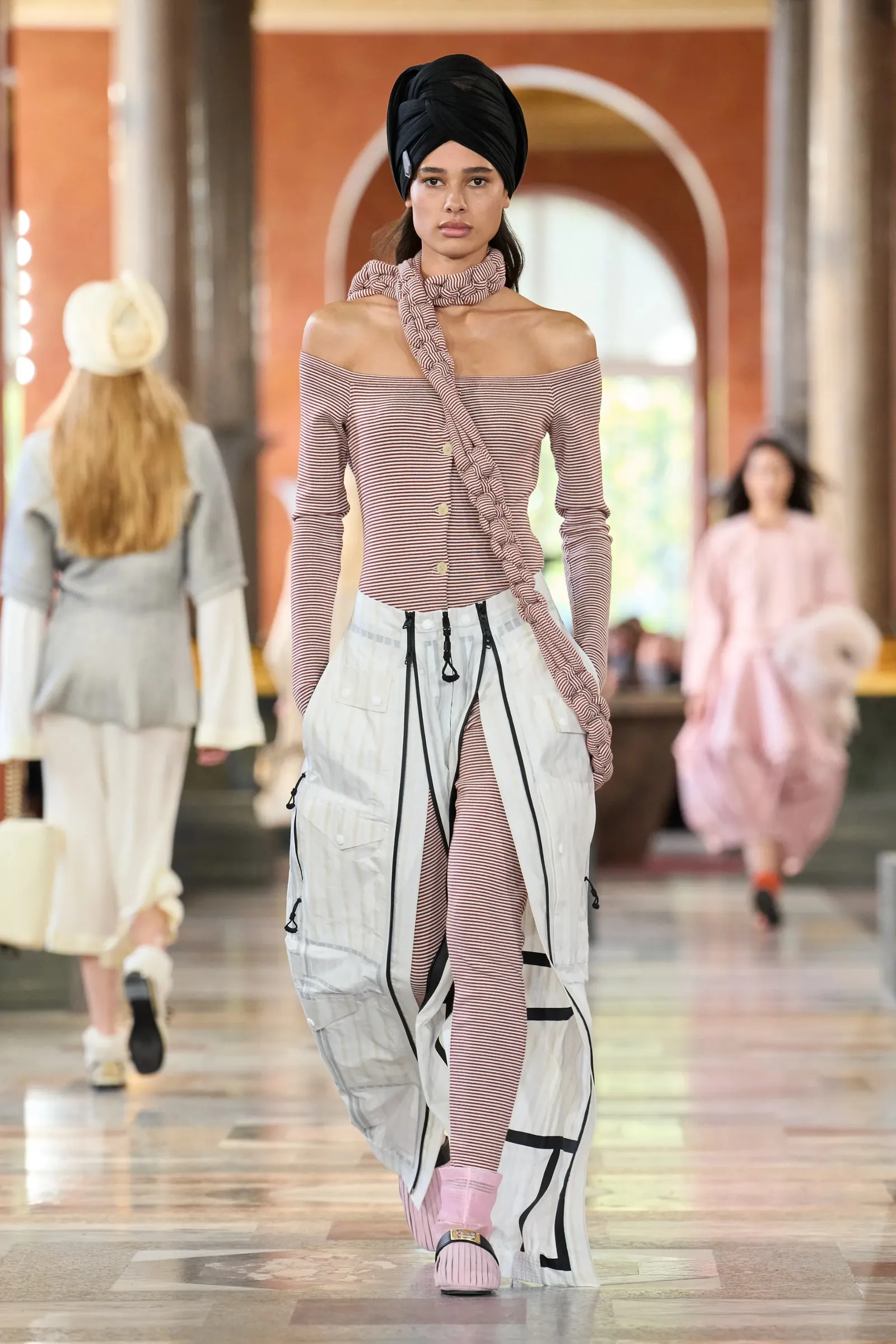 Różowe botki Louis Vuitton, wiosna-lato 2026. (Fot. Umberto Fratini / Gorunway)