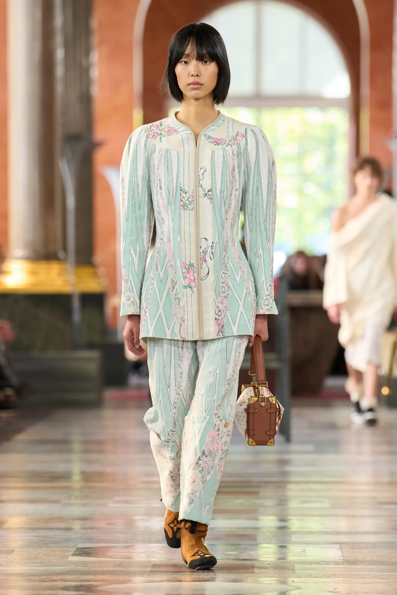 Brązowe botki Louis Vuitton, wiosna-lato 2026. (Fot. Umberto Fratini / Gorunway)