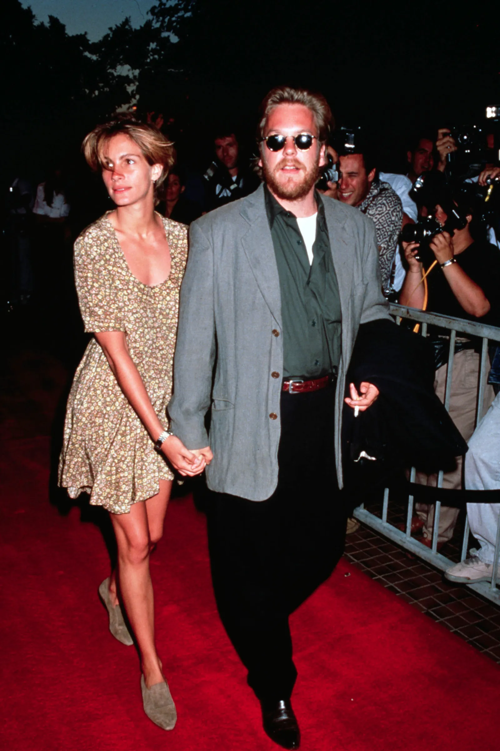 Julia Roberts w sukience w kwiaty i mokasynach na czerwonym dywanie w latach 90.
