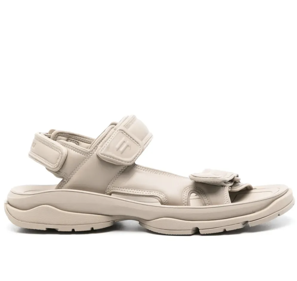 Beżowe sandały z rzepami Balenciaga, nowoczesny design, płaska podeszwa, idealne na ciepłe dni.
