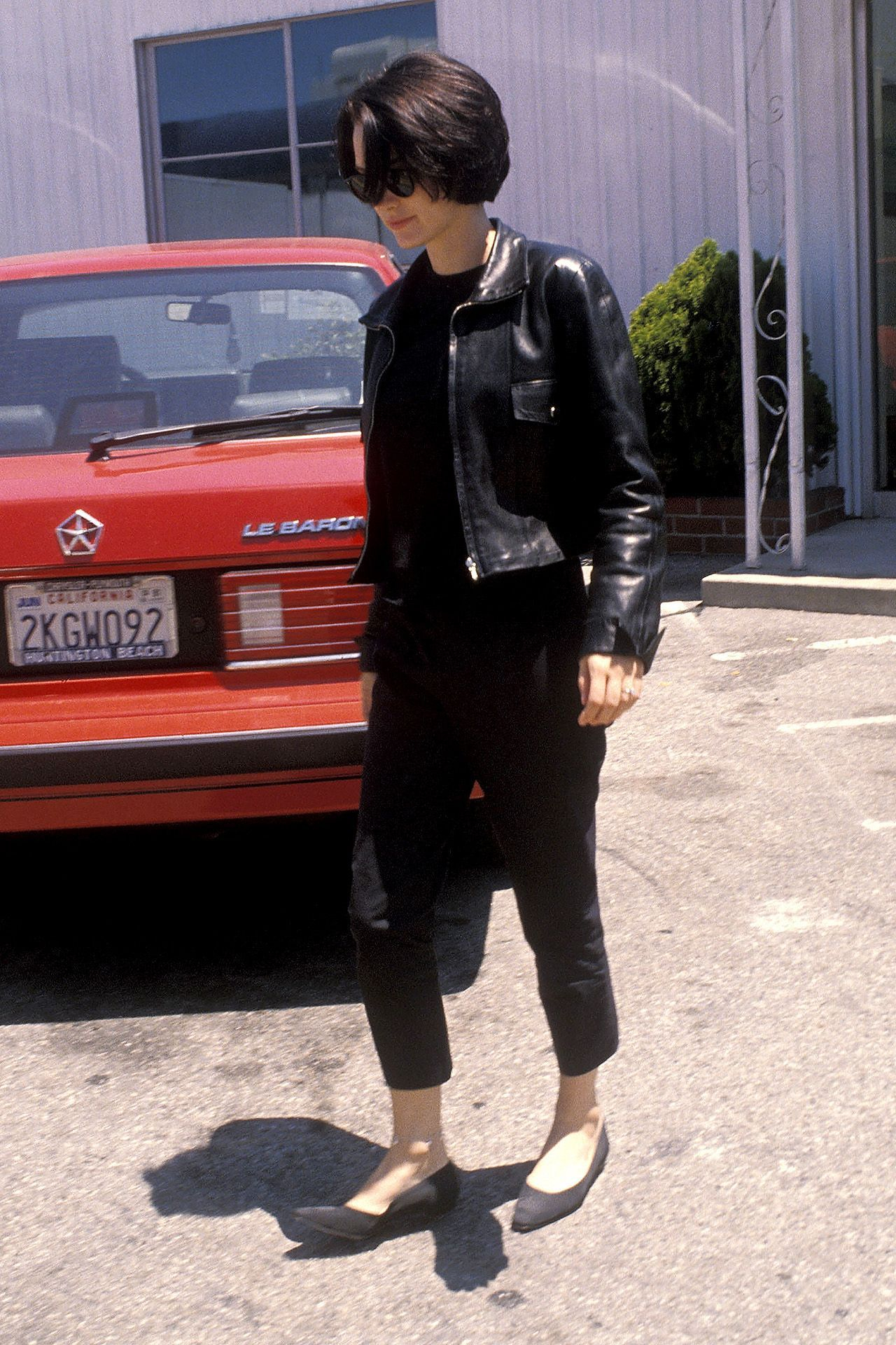 Winona Ryder na lotnisku w Los Angeles w 1990 roku. (Fot. Getty Images/Ron Galella)