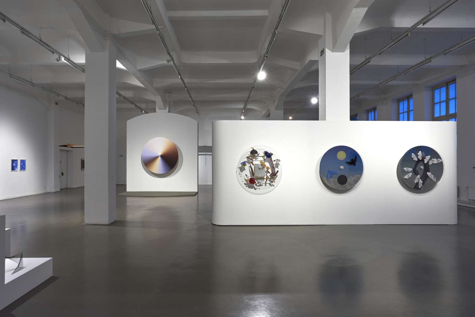 Instalacja „Between Stars and Signals”, ściana po lewej: Jana Schumacher, o. T., 2023; po środku: Katie Paterson, The Cosmic Spectrum, 2019; prawa ściana: Agnieszka Polska, Braudels Clock–Hurricane,2022, Braudels Clock–Eclipse 4, 2023, Braudels Clock–Octopus and Butterfly,2023