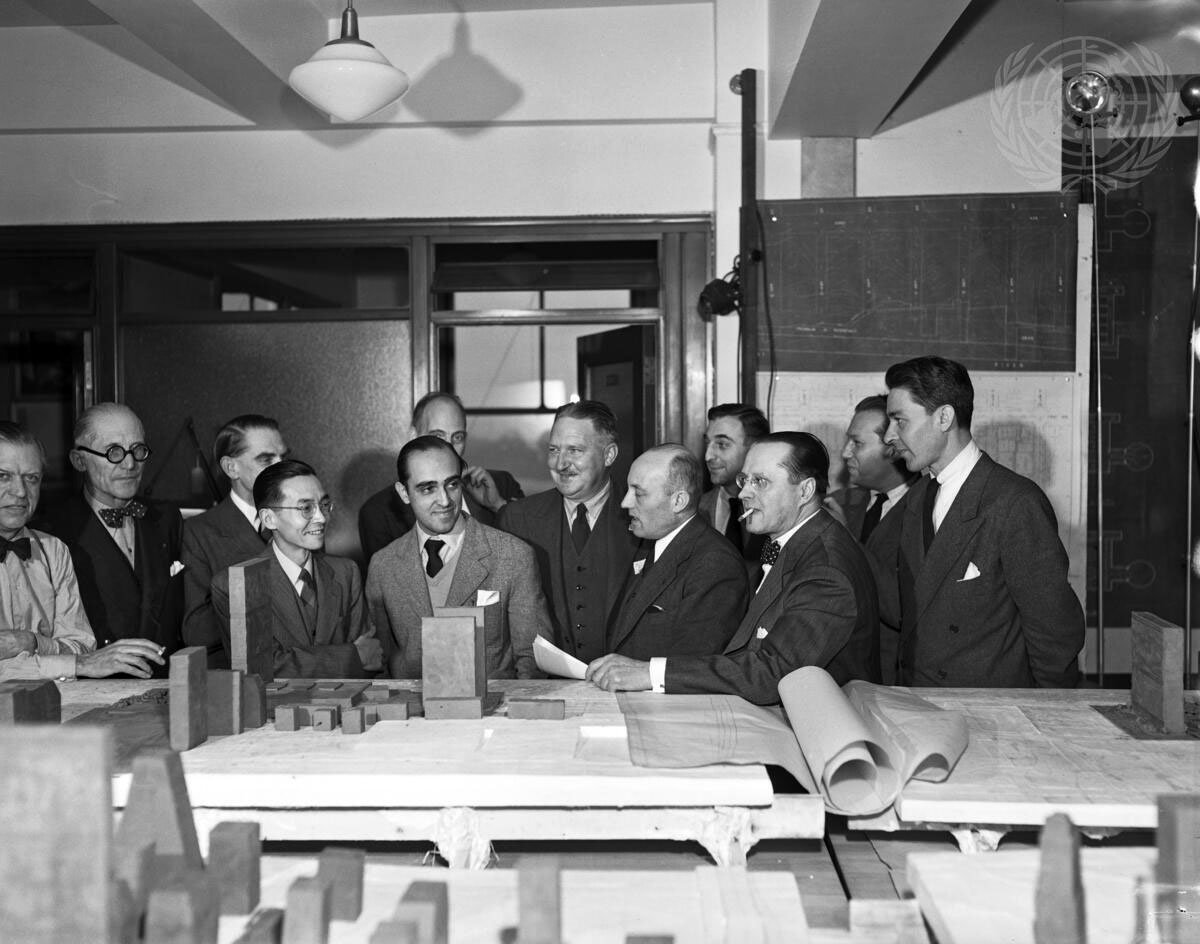 Maciej Nowicki (pierwszy od prawej) z grupą architektów nad modelami siedziby głównej ONZ w Nowym Jorku, 1947 (UN Photo)